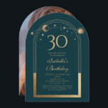 Invitación Celestial Green Gold Sun Moon Stars 30 cumpleaños<br><div class="desc">Celestial Green Gold Sun Moon Astronomy 30th Birthday Photo Invitation presenta un elegante sol dorado,  luna y estrellas con un marco dorado sobre un fondo verde forestal. Adentro está tu personalizado la información de la invitación por trigésimo cumpleaños. Al contrario,  agrega tu foto favorita. Diseñado por Evco Studio www.zazzle.com/store/evcostudio</div>