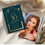 Invitación Celestial Green Gold Sun Moon Stars 30 cumpleaños<br><div class="desc">Celestial Green Gold Sun Moon Astronomy 30th Birthday Photo Invitation presenta un elegante sol dorado,  luna y estrellas con un marco dorado sobre un fondo verde forestal. Adentro está tu personalizado la información de la invitación por trigésimo cumpleaños. Al contrario,  agrega tu foto favorita. Diseñado por Evco Studio www.zazzle.com/store/evcostudio</div>