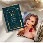 Invitación Celestial Green Gold Sun Moon Stars 30 cumpleaños<br><div class="desc">Celestial Green Gold Sun Moon Astronomy 30th Birthday Photo Invitation presenta un elegante sol dorado,  luna y estrellas con un marco dorado sobre un fondo verde forestal. Adentro está tu personalizado la información de la invitación por trigésimo cumpleaños. Al contrario,  agrega tu foto favorita. Diseñado por Evco Studio www.zazzle.com/store/evcostudio</div>