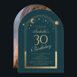 Invitación Celestial Green Gold Sun Moon Stars 30 cumpleaños<br><div class="desc">Celestial Green Gold Sun Moon Astronomy 30th Birthday Photo Invitation presenta un elegante sol dorado,  luna y estrellas con un marco dorado sobre un fondo verde forestal. Adentro está tu personalizado la información de la invitación por trigésimo cumpleaños. Al contrario,  agrega tu foto favorita. Diseñado por Evco Studio www.zazzle.com/store/evcostudio</div>