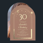 Invitación Celestial Mocha Gold Sun Moon Stars 30 cumpleaños<br><div class="desc">Astronomía celestial de Mocha Mousse Gold Sun Moon 30th Birthday Photo Invitation presenta un elegante sol dorado, luna y estrellas con un marco dorado sobre un fondo de mousse mocha. Adentro está tu personalizado la información de la invitación por trigésimo cumpleaños. Al contrario, agrega tu foto favorita. Diseñado por Evco...</div>