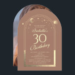 Invitación Celestial Mocha Gold Sun Moon Stars 30 cumpleaños<br><div class="desc">Astronomía celestial de Mocha Mousse Gold Sun Moon 30th Birthday Photo Invitation presenta un elegante sol dorado, luna y estrellas con un marco dorado sobre un fondo de mousse mocha. Adentro está tu personalizado la información de la invitación por trigésimo cumpleaños. Al contrario, agrega tu foto favorita. Diseñado por Evco...</div>