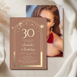 Invitación Celestial Mocha Gold Sun Moon Stars 30 cumpleaños<br><div class="desc">Astronomía celestial de Mocha Mousse Gold Sun Moon 30th Birthday Photo Invitation presenta un elegante sol dorado, luna y estrellas con un marco dorado sobre un fondo de mousse mocha. Adentro está tu personalizado la información de la invitación por trigésimo cumpleaños. Al contrario, agrega tu foto favorita. Diseñado por Evco...</div>