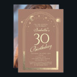 Invitación Celestial Mocha Gold Sun Moon Stars 30 cumpleaños<br><div class="desc">Astronomía celestial de Mocha Mousse Gold Sun Moon 30th Birthday Photo Invitation presenta un elegante sol dorado, luna y estrellas con un marco dorado sobre un fondo de mousse mocha. Adentro está tu personalizado la información de la invitación por trigésimo cumpleaños. Al contrario, agrega tu foto favorita. Diseñado por Evco...</div>