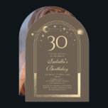 Invitación Celestial Mocha Gold Sun Moon Stars 30 cumpleaños<br><div class="desc">Astronomía celestial de Mocha Gold Sun Moon 30th Birthday Photo Invitation presenta un elegante sol dorado, luna y estrellas con un marco dorado sobre un fondo de mocha. Adentro está tu personalizado la información de la invitación por trigésimo cumpleaños. Al contrario, agrega tu foto favorita. Diseñado por Evco Studio www.zazzle.com/store/evcostudio...</div>