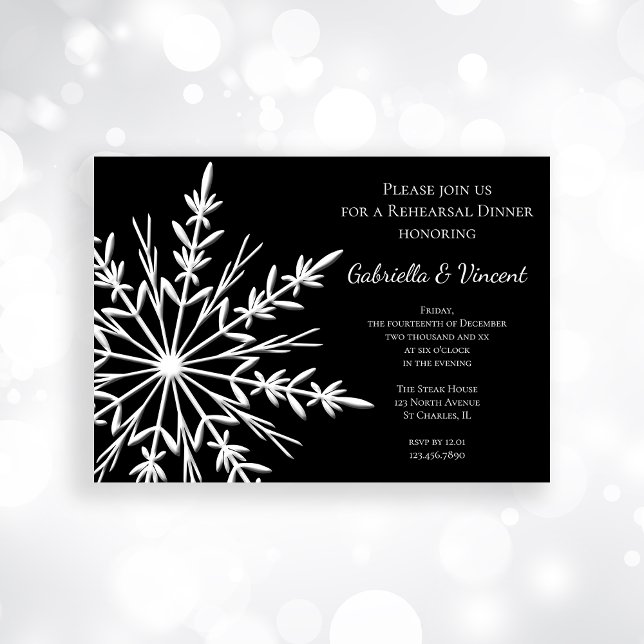 Invitación Cena blanco y negro del ensayo del invierno del (Invite guests with the festive Black White Snowflakes Winter Wedding Rehearsal Dinner Invitation.)