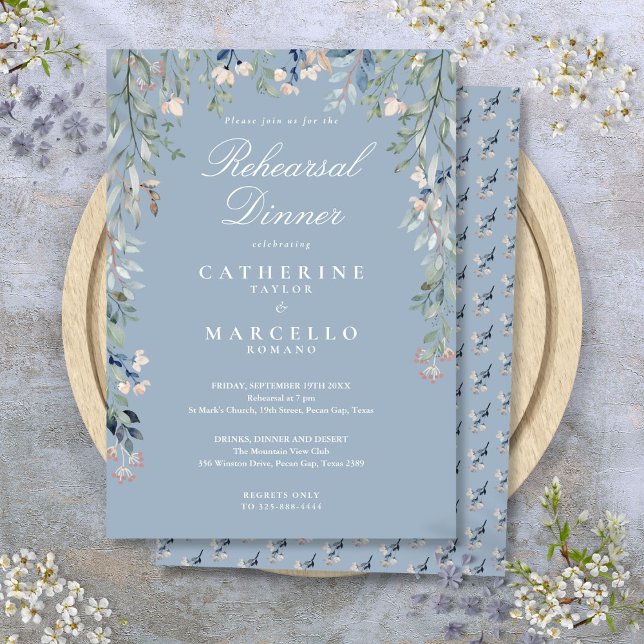 Invitación Cena con cascada de flores y un agitado ensayo azu (Floral Cascade Dusty Blue Rehearsal Dinner Invitation)