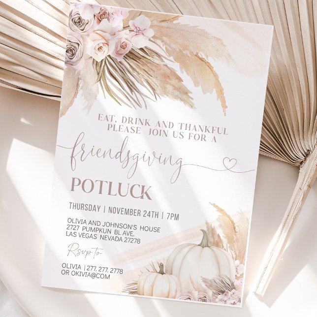 Invitación Cena de Acción de Gracias con Amigos Otoño (Autumn Friendsgiving dinner table setup with warm colors, candles, pumpkins, and fall-themed decorat)
