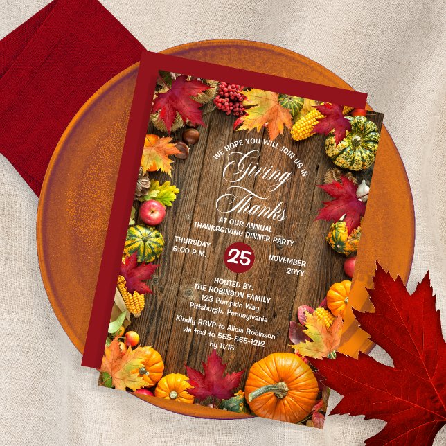 Invitación Cena de Acción de Gracias - Rustic Woodsy Giving G (Rustic Woodsy "Giving Thanks" Thanksgiving Dinner Invitation with Pumpkin-Frame on a Wood Background)