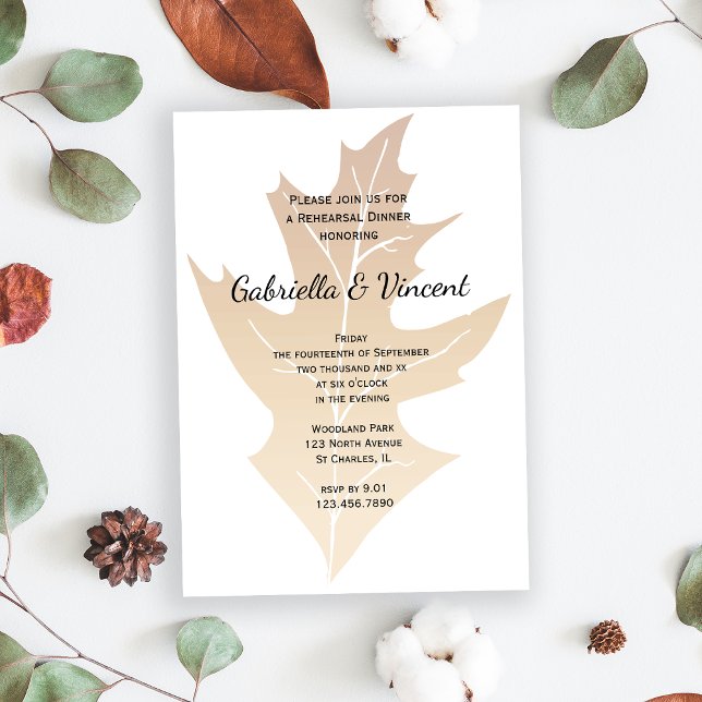 Invitación Cena de Boda de la hoja de roble otoño (Set a seasonal Autumn tone with the woodsy Fall Oak Leaf Wedding Rehearsal Dinner Invitation.)