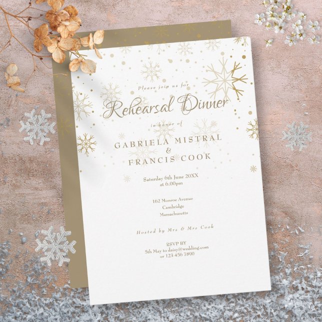 Invitación Cena de copos de nieve de oro (Gold Snowflakes Rehearsal Dinner Invitation)