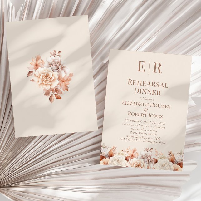 Invitación Cena de Ensayo con Monograma Floral de Mousse de O (Rose Gold Mousse Floral Monogram Rehearsal Dinner Invitation on a sunny neutral dry palm leaf.)