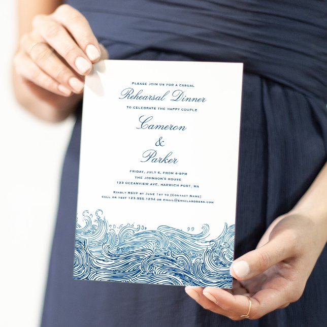 Invitación Cena de ensayo de Boda casual de las olas del océa (Navy Blue Ocean Waves Casual Rehearsal Dinner invitation for a Coastal Chic Wedding Concertina Press)