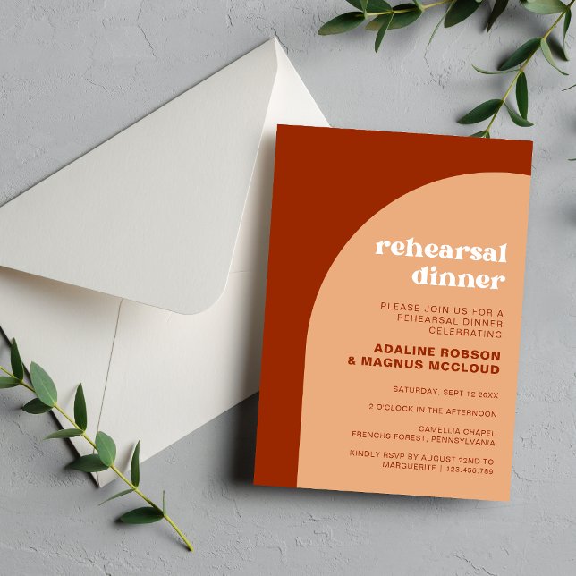 Invitación Cena de Ensayo de Boda con Arco Boho de Melocotón  (Chic peach boho arch rehearsal dinner invitation sets a warm tone for your pre-wedding celebration.)