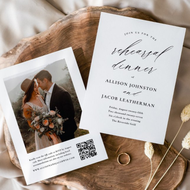 Invitación Cena de ensayo de boda con código QR elegante (Elegant handwritten script wedding rehearsal dinner invitation with photo and QR code.)