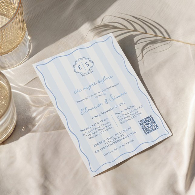 Invitación Cena de Ensayo de Boda con Monograma de Concha Mod (Modern Seashell Monogram wavy border blue and white wedding rehearsal dinner invitation)