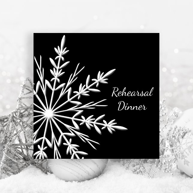 Invitación Cena de ensayo de Boda de copos de nieve en blanco (Invite guests with the festive Black White Snowflakes Winter Wedding Rehearsal Dinner Invitation.)