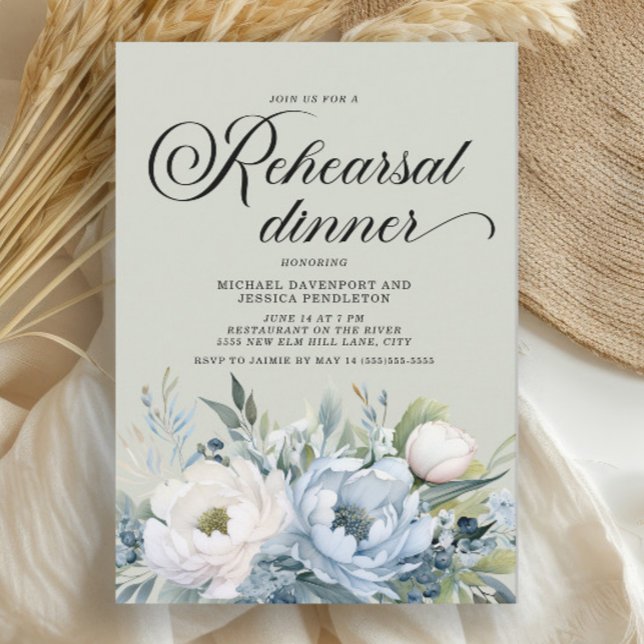 Invitación Cena de Ensayo Dusty Blue Sage Verde (Dusty blue watercolor floral on sage green Rehearsal Dinner invitation)