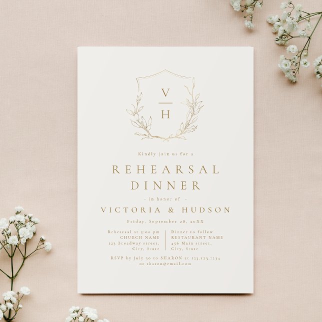 Invitación Cena de ensayo en monograma de escudo botánico de  (Gold botanical crest monogram rehearsal dinner invitation)