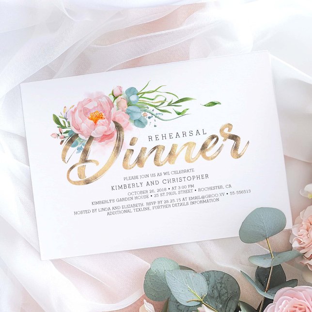 Invitación Cena de oro y Rubor con flores rosadas (Floral Gold Calligraphy Rehearsal Dinner Invitations)