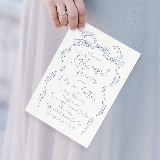 Invitación Cena elegante de ensayo con manga azul turbia (Elegant Dusty Blue Hand Drawn Bow Rehearsal Dinner Invitation)
