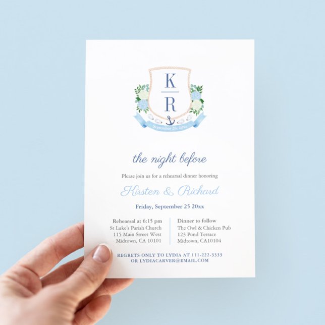 Invitación Cena elegante de monograma costero (This elegant coastal-inspired rehearsal dinner invitation features a hand painted watercolor crest)