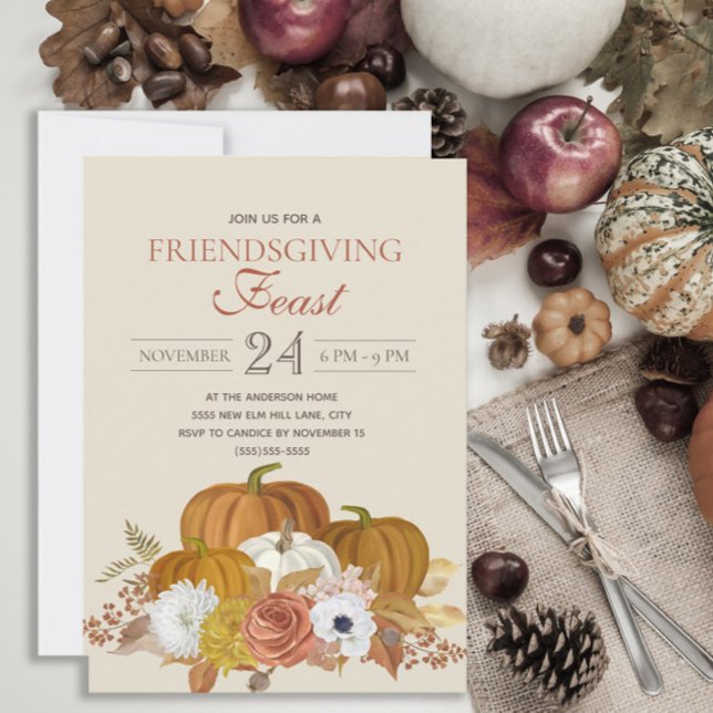 Invitación Cena festiva amistosa elegante rústica (Rustic Friendsgiving Feast invitation with orange and white pumpkins and pretty Autumn Floral)