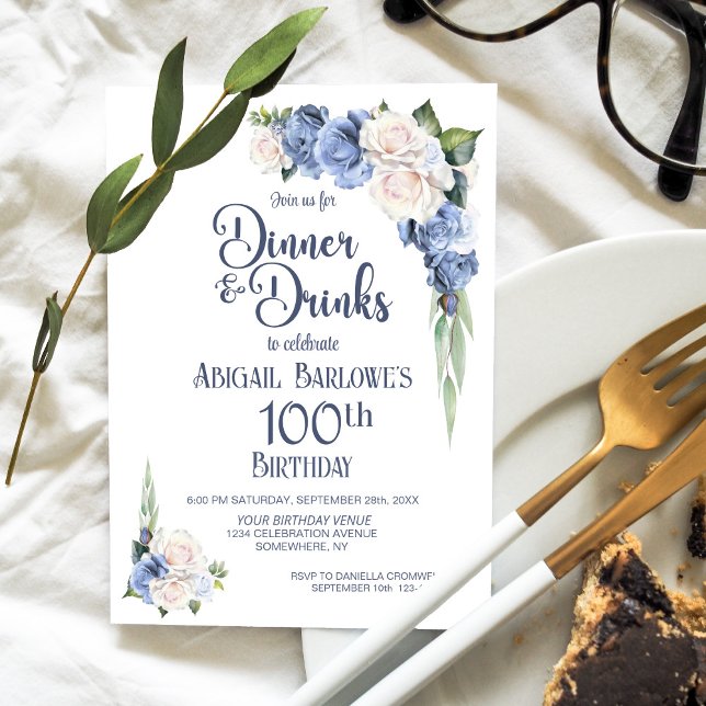 Invitación Cena y bebidas con flores blancas azules en el cen (Subido por el creador)