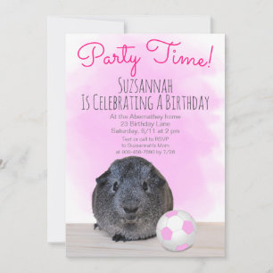 Invitación Cerdoita Gris de Guinea con Pelota de Fútbol Rosa 