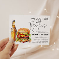 Cerveza y hamburguesa divertida pareja casual duch