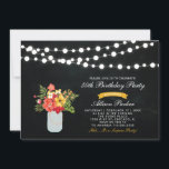 Invitación Chalkboard 50th Surprise Birthday Party Invitation<br><div class="desc">Celebra tu día especial con esta elegante invitación de cumpleaños. Este diseño cuenta con luces de cuerda,  tarro de albañil y ramo de flores con fondo de pizarra.</div>