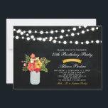 Invitación Chalkboard 50th Surprise Birthday Party Invitation<br><div class="desc">Celebra tu día especial con esta elegante invitación de cumpleaños. Este diseño cuenta con luces de cuerda,  tarro de albañil y ramo de flores con fondo de pizarra.</div>