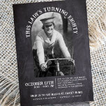 Invitación Chalkboard 80th Birthday Open House 2 Foto<br><div class="desc">Esta invitación a la fiesta de cumpleaños 80 con foto de pizarra en blanco y negro es la manera perfecta de invitar a los huéspedes a un fiesta de la casa abierta para su familia. Elige tu foto favorita del honorable, una foto de la infancia es particularmente linda, y bienvenidos...</div>