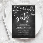 Invitación Chalkboard Black White 60th Birthday Party<br><div class="desc">60.ª Invitación a la fiesta de cumpleaños. Elegante diseño blanco y negro con motivos de pizarra. Elegante tarjeta de invitación moderna con luces de cadena de hadas y tipo de letra de guión. Perfecto para una elegante celebración de los sesenta días. Personaliza con tus propios detalles. ¡Se puede personalizar para...</div>