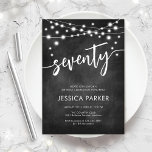 Invitación Chalkboard Black White 70th Birthday Party<br><div class="desc">70.ª Invitación a la fiesta de cumpleaños. Elegante diseño blanco y negro con motivos de pizarra. Elegante tarjeta de invitación moderna con luces de cadena de hadas y tipo de letra de guión. Perfecto para una elegante celebración de los 70 días. Personaliza con tus propios detalles. ¡Se puede personalizar para...</div>