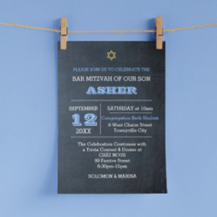 Invitación Chalkboard Blue Nombre grande Alineado Bar Mitzvah