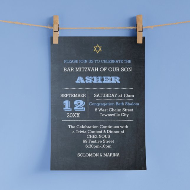 Invitación Chalkboard Blue Nombre grande Alineado Bar Mitzvah (Subido por el creador)