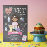 Invitación Chalkboard Chica Vet Birthday Party<br><div class="desc">Fiesta de cumpleaños del Chica de Chalkboard Vet - Definitivamente el gato está fuera de la bolsa en este. La invitación de este chica para el cumpleaños de veterinaria es la medicina correcta para darle a tu pequeña la celebración que se merece. Presentando a una joven veterana ocupada rodeada de...</div>
