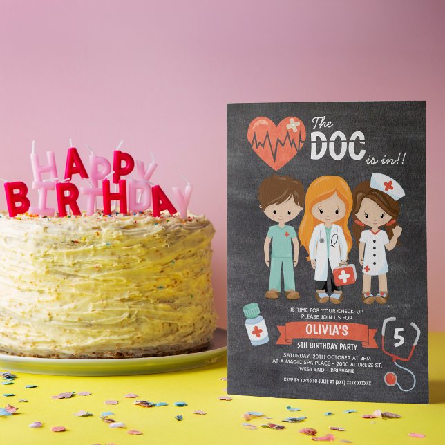 Invitación Chalkboard Doc Está En Médica Cumpleaños ( Grab yourself a dose of absolute cuteness with our fun doctor themed birthday invitation. )