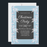 Invitación Chalkboard Fiesta de Navidades de color azul claro<br><div class="desc">Elegante y moderna invitación a la fiesta de navidades con diseño de pizarra con fondo azul claro y flores navidades. Todo el texto puede ser reemplazado por el suyo propio.</div>