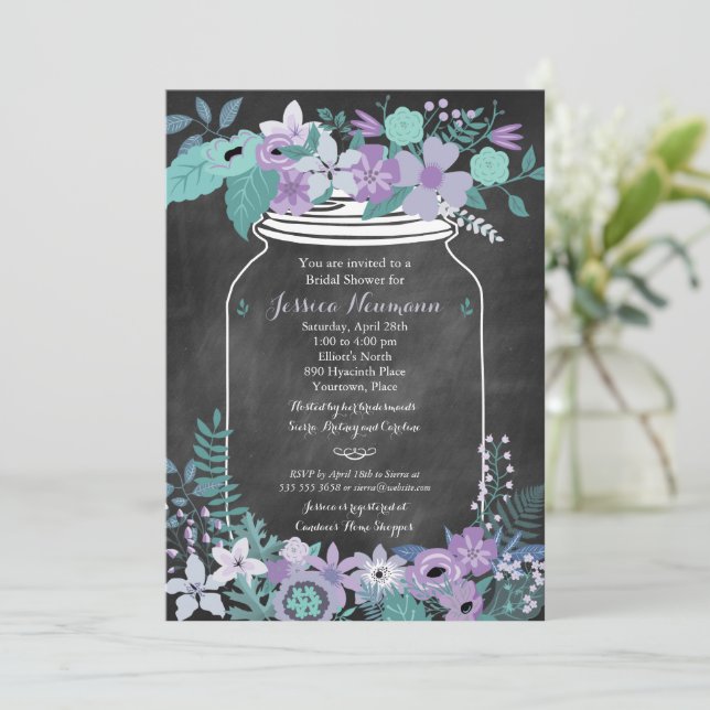 Invitación Chalkboard Mason Jar Purple Floral Bridal Shower (Anverso de pie)
