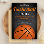 Invitación Chalkboard Sports Kids Basketball Birday Party<br><div class="desc">Invite a sus huéspedes con esta fresca invitación a la fiesta de cumpleaños con el tema del baloncesto, que incluye un baloncesto con una tipografía moderna con un fondo de pizarra. Simplemente agregue los detalles de su evento en esta plantilla fácil de usar para convertirla en una invitación única. Voltea...</div>