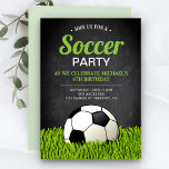 Invitación Chalkboard Sports Kids Soccer Birday Party<br><div class="desc">Los huéspedes podrán admirar la invitación de esta fresca fiesta de cumpleaños temática del fútbol, que incluye una pelota de fútbol en un césped con tipografía moderna con un fondo de pizarra. Simplemente agregue los detalles de su evento en esta plantilla fácil de usar para convertirla en una invitación única....</div>