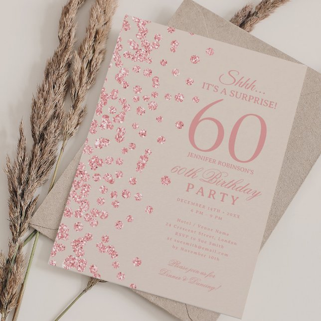 Invitación Champagne de cumpleaños 60 sorpresa de oro rosa (Rose Gold Glitter Surprise 60th Birthday Champagne Invitation)