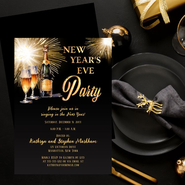 Invitación Champán fuegos artificiales Oro Negro Año Nuevo Fi (Champagne with Glasses and Fireworkds Black and Gold Tone New Year's Eve Party Invitation)