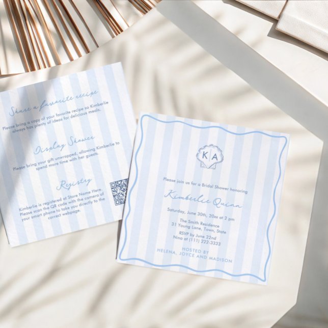 Invitación Champán Nupcial Costero con Monograma de Concha Di (Modern hand-drawn seashell monogram double-sided coastal blue and white bridal shower invitation)