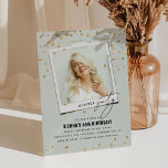 Invitación Chapter Sixty Fun Modern Photo 60th Birthday<br><div class="desc">¡Capítulo SESENTA! Invitar a amigos y familiares a celebrar una fiesta de cumpleaños número 60 con estas divertidas invitaciones de cumpleaños para adultos. El diseño incluye una instantánea de foto, el texto 'Chapter Sixty in serif and calligraphy font, un falso purpurina de oro y una plantilla de cumpleaños editable que...</div>