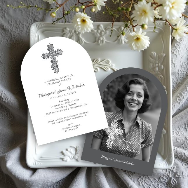 Invitación Charming Delicate Floral Christian Cross Funeral  (Charming Delicate Floral Christian Cross Funeral Invitations Cards in Grey Shades with Back Photo.)