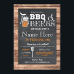 Invitación Cheers & Beers BBQ Cumpleaños fiesta CUALQUIER AÑO<br><div class="desc">Alegría rústica en el pizarrón y fiesta de cumpleaños de las cervezas invitan al diseño. Perfecto para cualquier fiesta de cumpleaños de edad. SIMPLEMENTE CAMBIE EL TEXTO PARA QUE SE AJUSTE A SU FIESTA. Impresión trasera incluida</div>