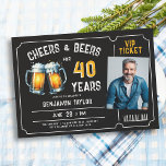 Invitación Cheers Beers Ticket Men Black 40th Birthday Photo<br><div class="desc">¿Buscando ideas fiestas de 40 años para los hombres? Estas invitaciones rústicas para fiestas de cumpleaños con un tema de fiesta de cerveza, que incluyen un ilustracion de dos tazas de cerveza, el título "Cheers and Beers", un marco para la venta de entradas y una plantilla de fotos, son solamente...</div>